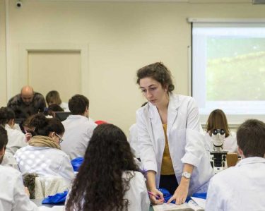 Un grup d'estudiants fent classe a la Universitat de Girona